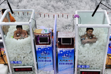 Chinese "Icemen" Break World Record in Zhangjiajie