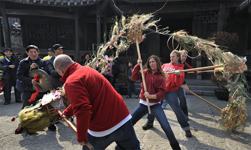 Foreigners enjoy the Lantern Festival in Zhangjiajie