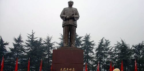 198,000 Visitors Pay Tribute to Chairman Mao During Tomb-sweeping Day