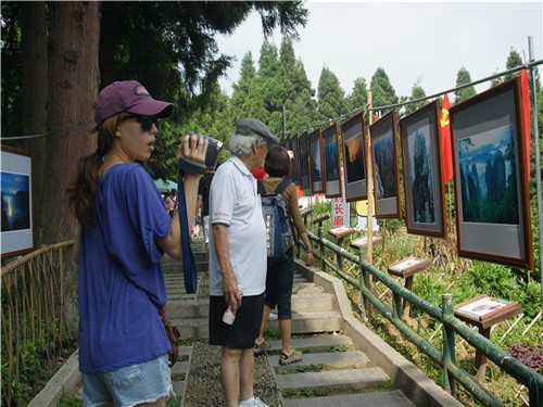This half year, 6.852 million tourists in Zhangjiajie