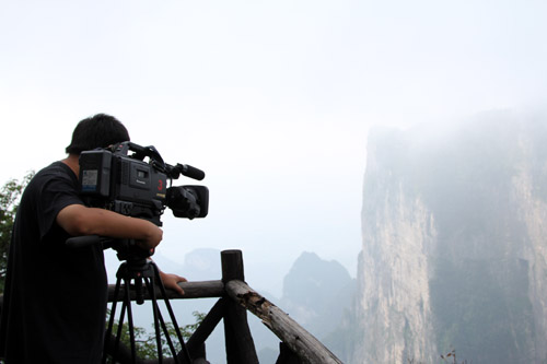 CCTV Explores Guigu Cave in Tianmen Mountain