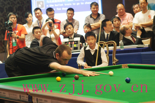 Wonderful Performance of “Golden Left Hand” Mark Williams in Zhangjiajie