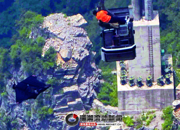 Successful Route-proving Flight of Jeb Corliss in Tianmen Mountain
