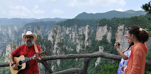 &quot;Father of Country Music&quot; Sings Red Songs in Zhangjiajie