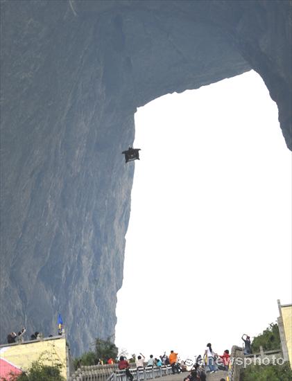 Jeb Corliss Succeeds in Flying through Tianman Hole