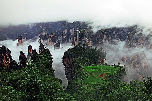 Yuanjiajie's Kongzhongtianyuan Landscape in the fall