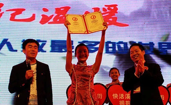 New World Record: ZJJ 2114 Hugs in 2 hours