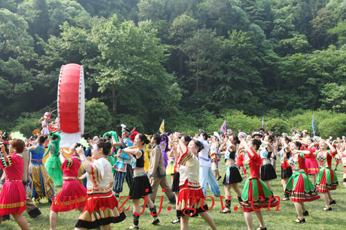 ZJJ Thousand-involved Waving Dance Greets 2012 China Tourism Day