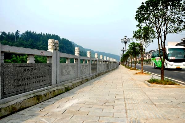 Wulingyuan culture wall unveiled at Suoxi riverside