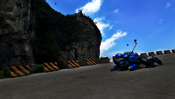 Jean-Yves Blondeau Challenges the 99 bendings of Tianmenshan in ZJJ