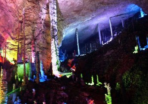 Yellow Dragon Cave Lauches Prize-giving Picture Collection