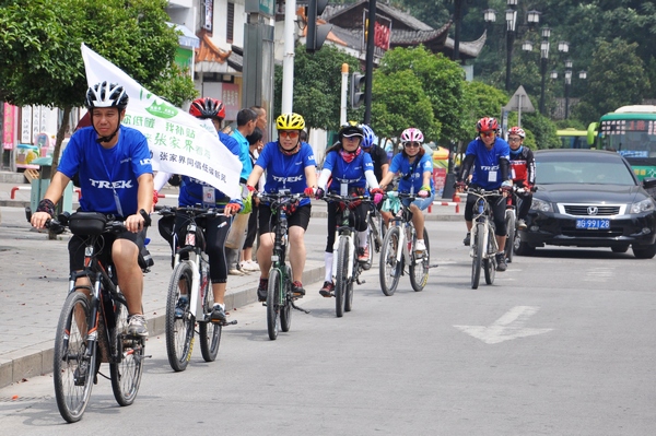 Zhangjiajie Embraces the biggest bicycle team for Low-carbon tourism