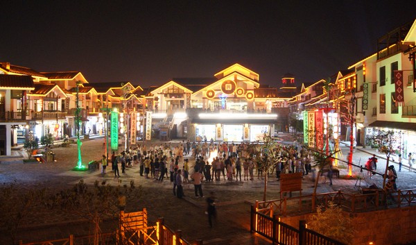 Chinese-Australian Entrepreneur Donates Supplies for HN Flood Relief