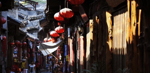 Visitors Walk along Streets of Fenghuang Ancient Town