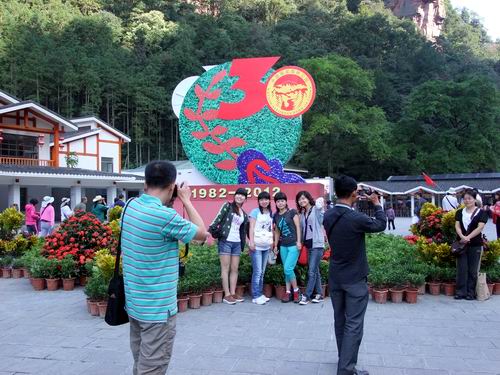 ZJJ Park with Elegant Flowers to Meet Guests from All Over the World