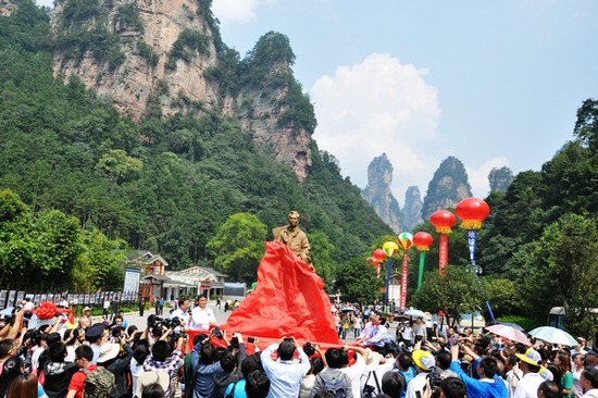 The Commemorative Statue of WuGuanZhong Permanently Settled in ZJJ