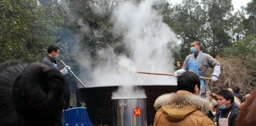 Tourists in Mount Hengshan Share Laba Porridge to Welcome the New Year