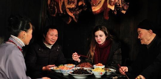 Polish Presenter of &quot;Walking Table&quot; Experiences Xiangxi Folk Customs