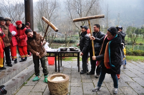 Glutinous Rice Cakes Were Sent to Tourists in ZJJ Yellow Dragon Cave