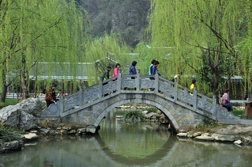 China Post Issues Set of &quot;Peach Blossom&quot; Stamps in Changde