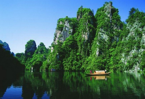 First Tourist-Dedicated Train to Shaoshan Arrives