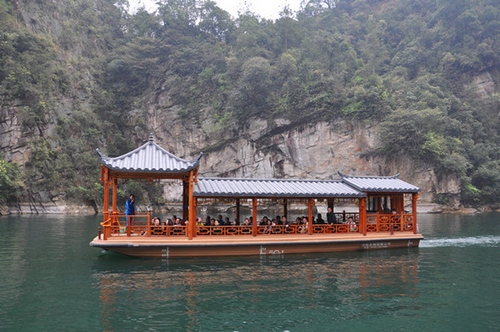 Zhangjiajie Baofeng Lake “Gao Jian” Boat was Favored by Visitors