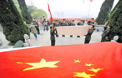 Chinese-Australian Teenagers Worship Emperor Yan for Root Seeking