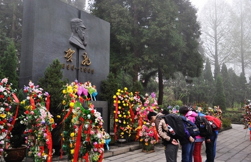 ZJJ Tourists “Worship” the Tomb of Helong On tomb-sweeping holiday