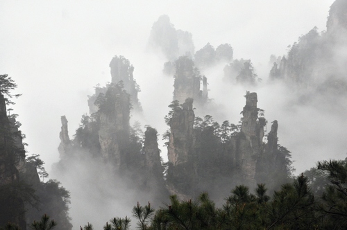 ZJJ Wulingyuan Emerges in the Sea of Clouds During Ching Ming Festival