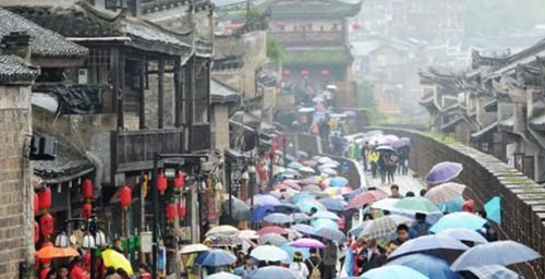 Fenghuang Crowded with Tourists during Tomb-Sweeping Festival