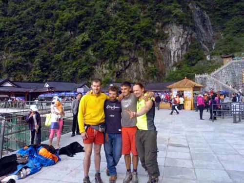 Foreigner Parachute Jumping Team Suddenly Appeared in ZJJ Tianmenshan