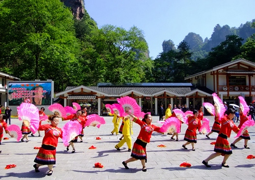 ZJJ Tujia Dancing Has Livened Up May Day Holiday Tourism