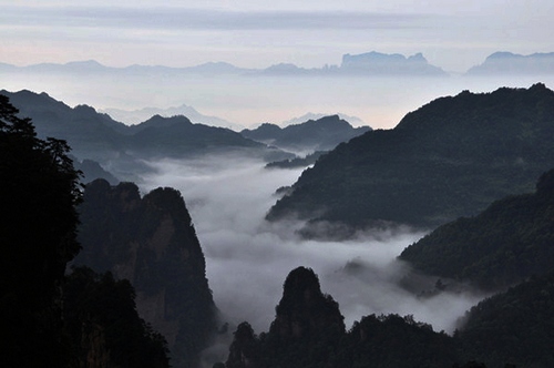 ZJJ Huangshi Village Has a Co-occurrence of a Sea of Clouds and Sunrise