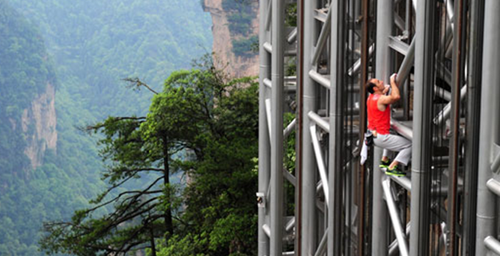 French 'Spiderman' Scales Highest Outdoor Elevator