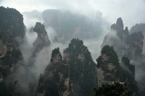 Yuanjiajie’s Travelers Seeing Attractive “Floating Mount” after Rainfall