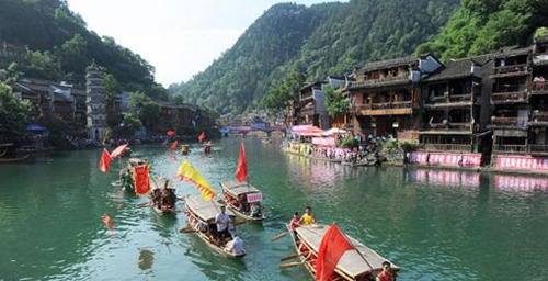 Boat Race Held in Fenghuang Ancient Town to Mark Dragon Boat Festival