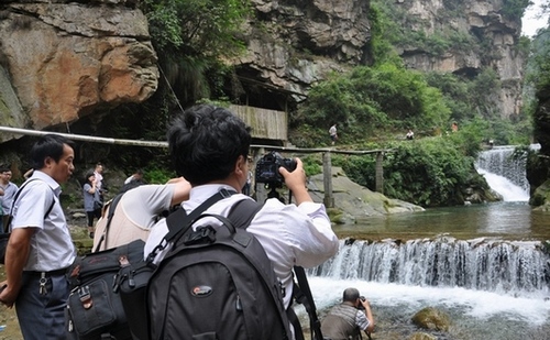 ZJJ Photographers Collecting Pictures in Wulingyuan White Tiger Hall