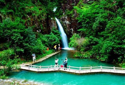 Tour Bus from Wulingyuan to ZJJ Grand Canyon Opened