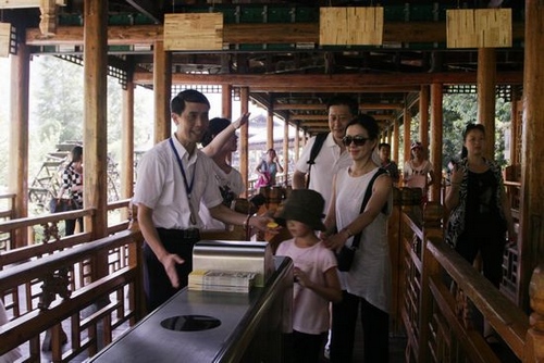 “A Hundred Day High-quality Service” in ZJJ Huanglong Hole