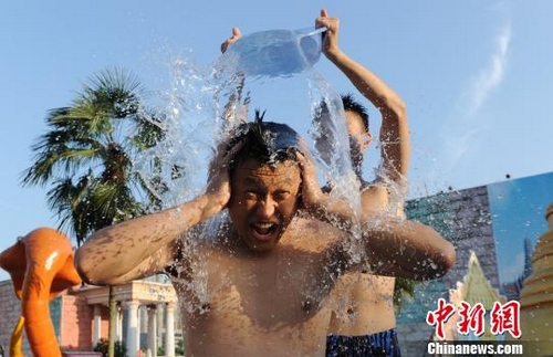 The Water-Sprinkling Festival Held in Changsha Park
