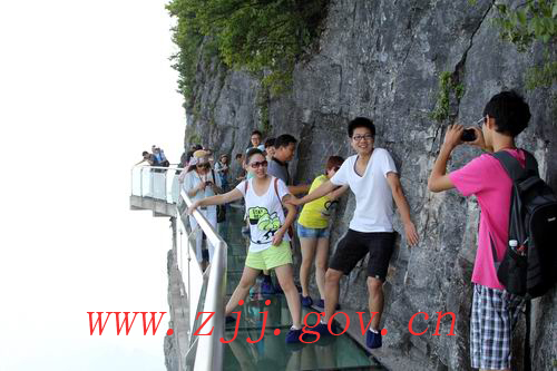 ZJJ Tianmen Mount Witnessing a Summer Tourism Peak