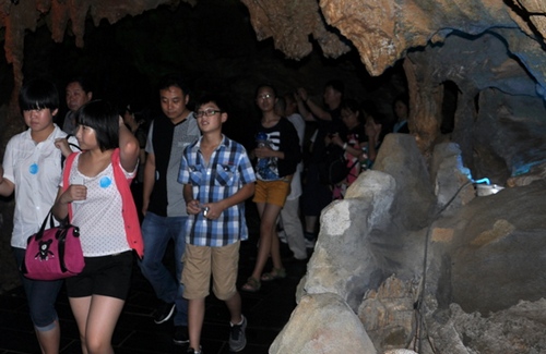 ZJJ Huanglong Cave Scenic Spot is Favored by Visitors at Night