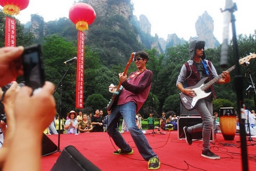 Country Music Flies Over Zhangajiajie Park Laomo Bay