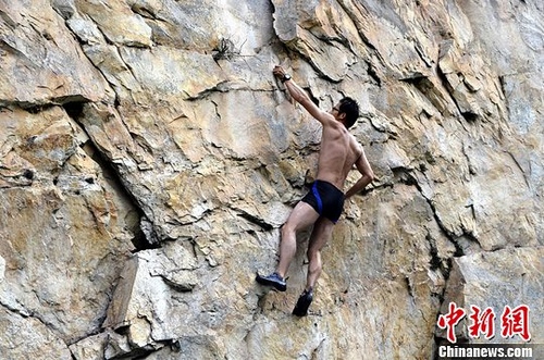 Asian Spider Man Climbed ZJJ Baofeng Lake Palisade
