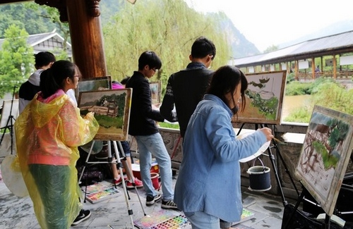 Hundred of Little Painters gathered in ZJJ Yellow Dragon Cave scenic area