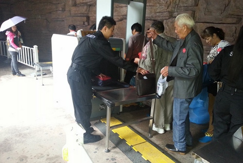 ZJJ Bailong Ladder Company Making Safety Check to Passengers