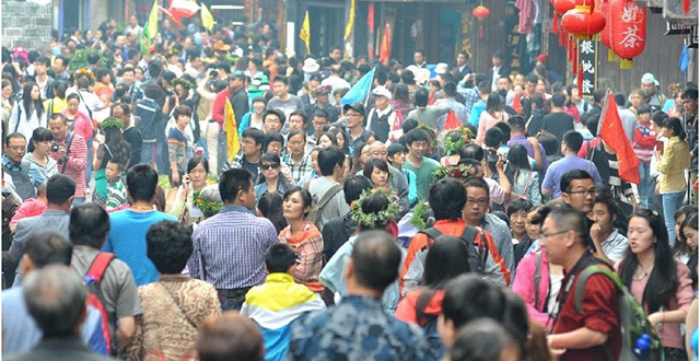 Numerous Tourists Pack into Fenghuang in National Day Holiday