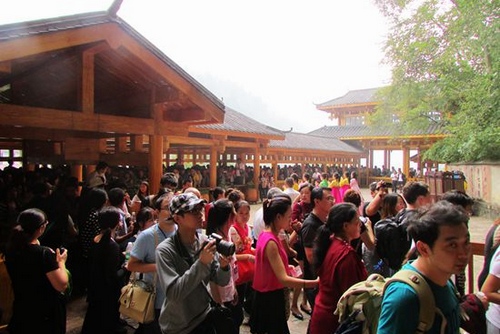 9,000 Tourists Visit ZJJ Yellow Dragon Cave on Oct 1st and 2nd