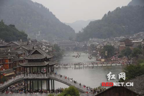 Fenghuang Ancient Town Prolonging Opening Time for its Tourist“Blowout”