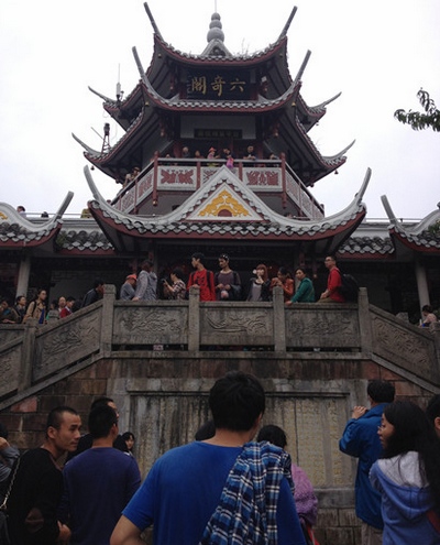 ZJJ Park’s Six Wonders Pavilion Viewing Deck Crowded by Tourists